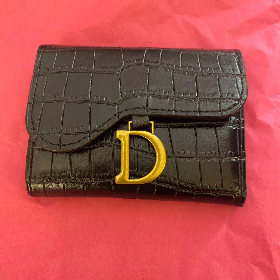 Svart plånbok med gulddetalj 