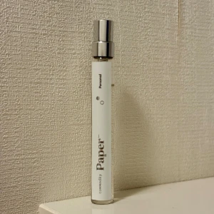 Commodity Paper Personal 10 ml - Paper Personal. Smidig 10 ml sprayflaska från Commodity, perfekt att ta med i väskan. Knappt använd vilket syns på bild. Givetvis förvarad mörkt och svalt.