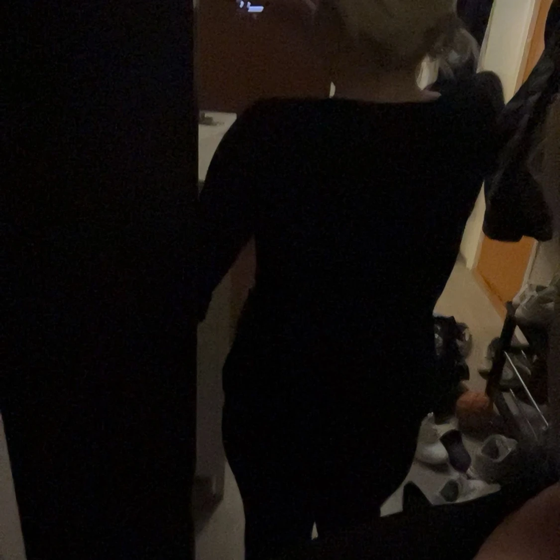 Svart blus med slits och knyt - 2