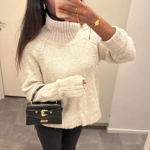 Vit stickad polotröja med loose fit - Mysig vit stickad polotröja med hög krage och avslappnad passform 🎀