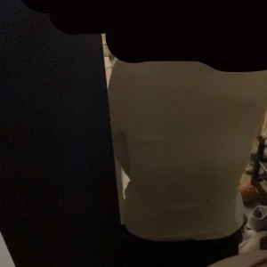 Vit långärmad topp med fyrkantig ringning - Säljer en vit långärmad topp med snygg fyrkantig ringning. Toppen är figurnära och har en stilren, enkel design som passar till många olika outfits. Perfekt för dig som gillar minimalistisk stil.