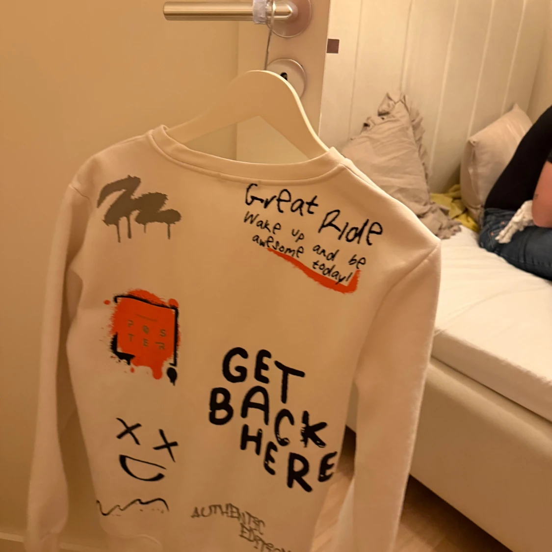 Vit sweatshirt med graffiti-tryck från Messa