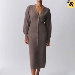 SÖKER gina stickad lång klänning med knappar - Söker denna klänningen från Gina i Brun som på bilden eller annan färg, men helst brun. Strl S eller kanske M