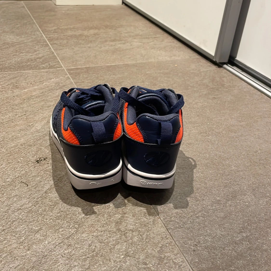 Heelys sneakers med hjul, marinblå/orange - 1