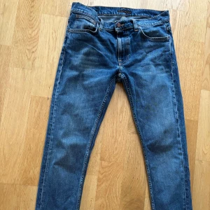 Blå jeans från Nudie Jeans - Säljer ett par klassiska blå jeans från Nudie Jeans. Modellen är Lean Dean och sitter (straight/slim), stl W32 L34.