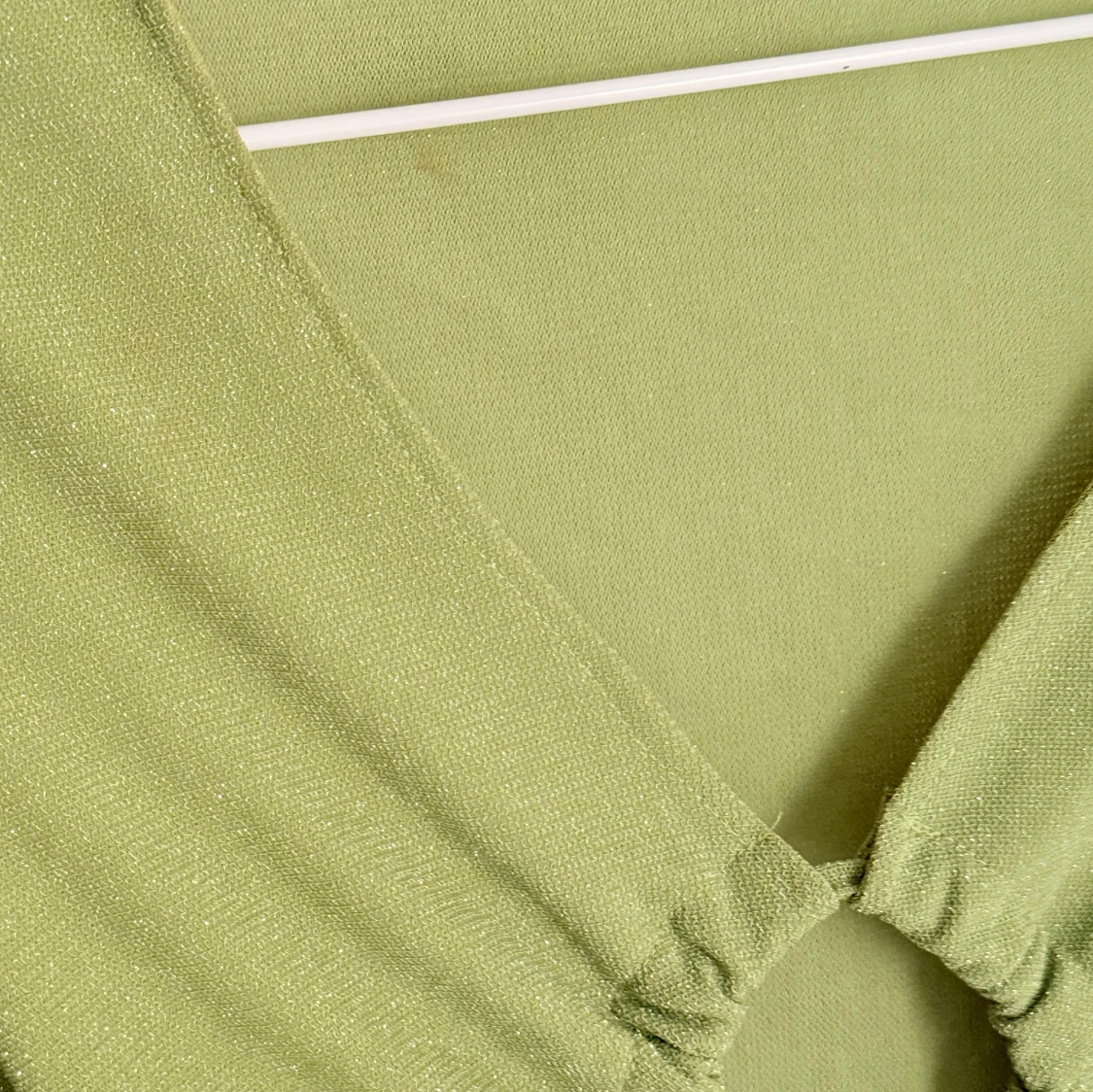 Grön glittrig croppad topp med snörning - 3