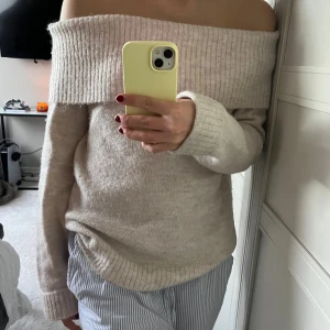Off shoulder tröja - Beige offshoulder tröja från Gina Young. Storlek 170. Hyfsat bra skick, bara lite noppror annars fint skick. 