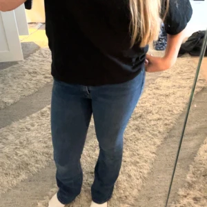 Mörkblåa bootcutjeans  - Snygga mörkblå bootcut jeans från Levis. Det är ett skönt och stretchigt material och knappast använda. Original priset är 1299kr.