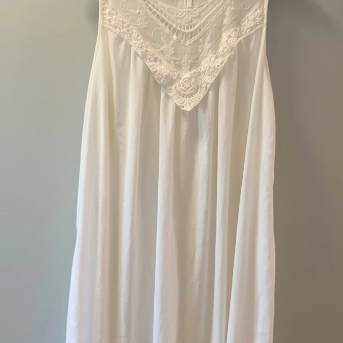 Vit ärmlös gravidklänning från Mamalicious