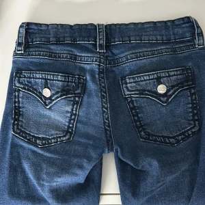 Blå bootcut jeans med fickdetaljer från gina - Storlek 158