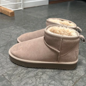 Beige uggs - Jätte jättemysiga uggs från Esprit!! Endast använda typ 2 ggr, köpta för 869kr, finns inte att köpa nånstans längre🤍🤍