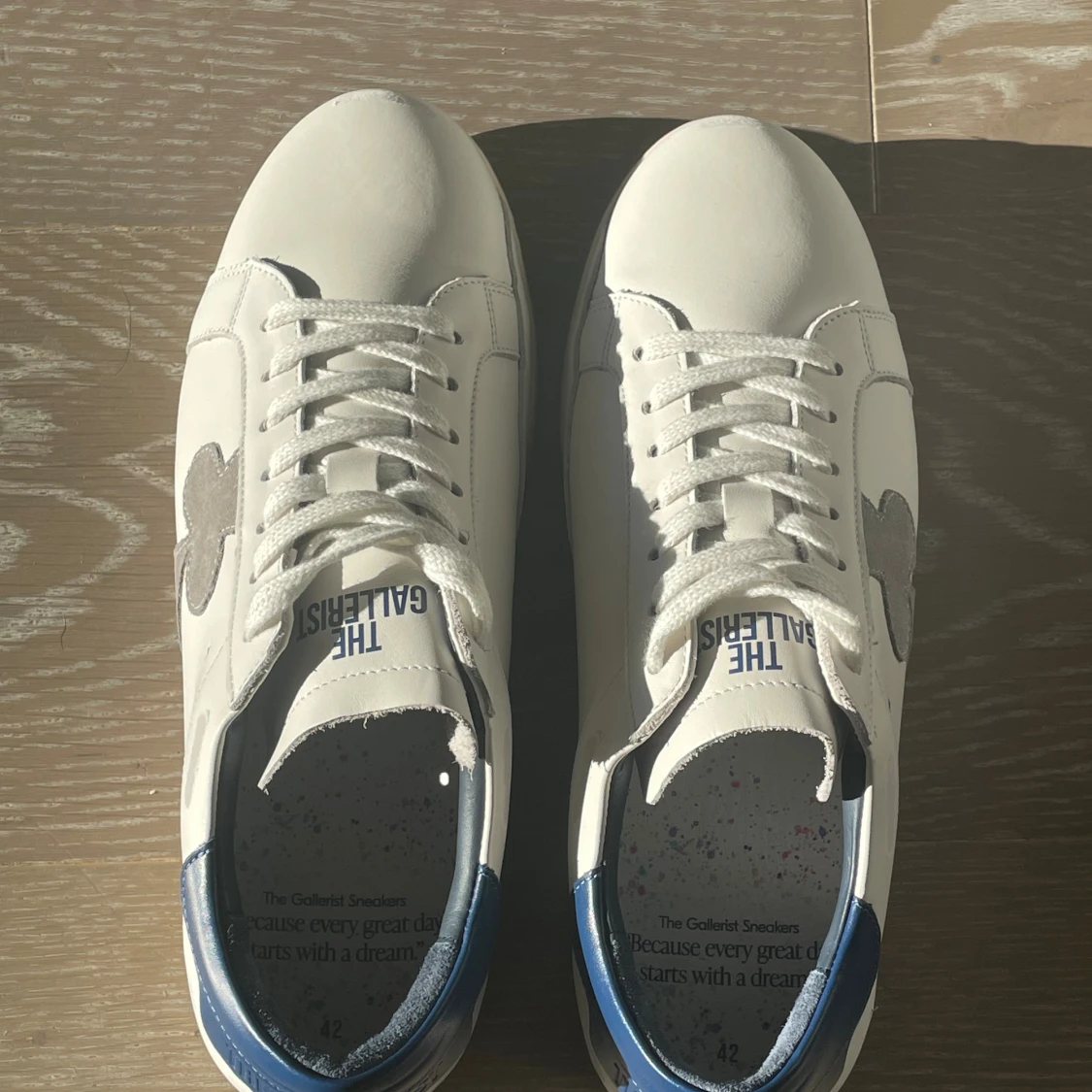 Vita sneakers från The Gallerist