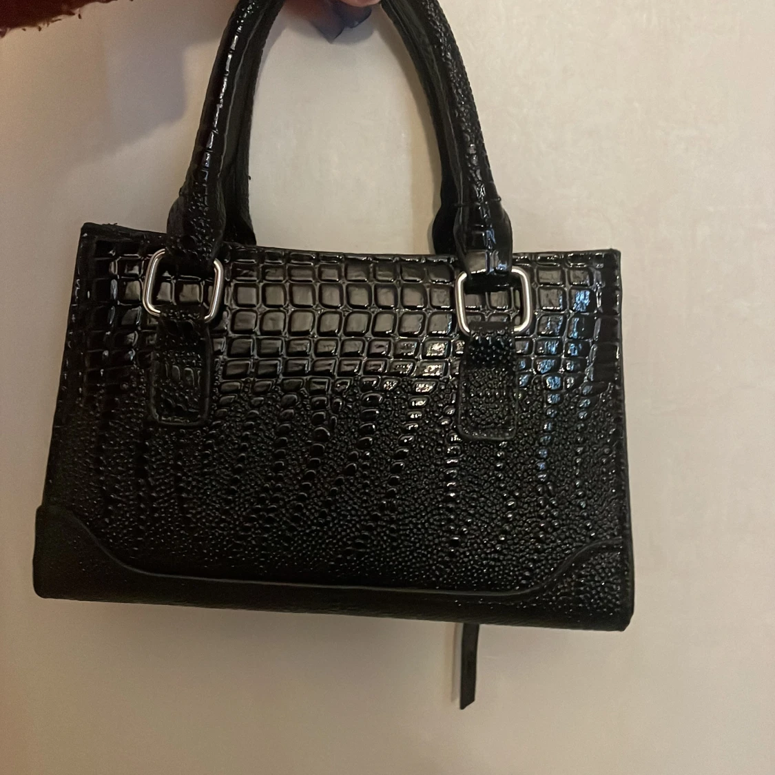 Svart handväska i croco-mönstrat skinn - 1
