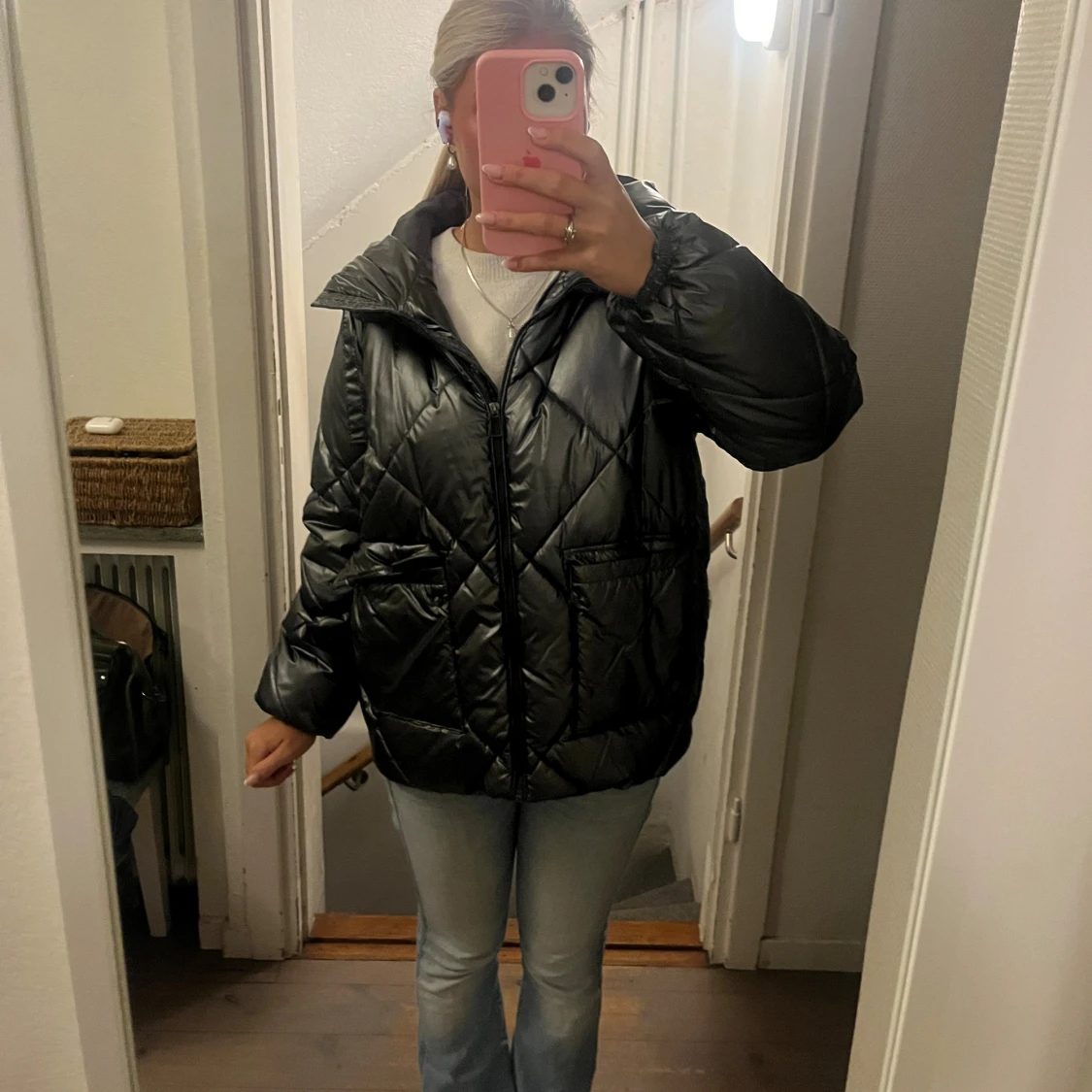 Svart quiltad pufferjacka med huva