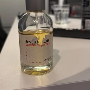 Angel 3.0 extrait de parfum - Modern och stilren parfym med enkel design. Flaskan har texten 'Angel 3.0 extrait de parfum' och märket verkar vara 'one by'. Perfekt för dig som vill sticka ut med något unikt.