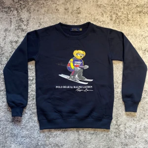 Ralph lauren polo bear tröja - Säljer denna riktigt schyssta Ralph lauren tröjan med den ikoniska Polo bear bilden mitt på. Nytt skick, strl S, hör gärna av er för fler bilder eller mått etc.                                           ⚜️Gratis armband vid köp av detta plagg. Välj mellan ett Anchor eller cuff armband, annars medföljer ett slumpmässigt⚜️