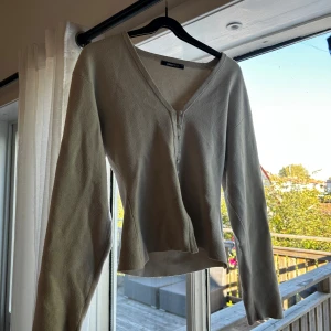 Beige kofta från Gina Tricot - Figursydd tröja från Gina tricot 