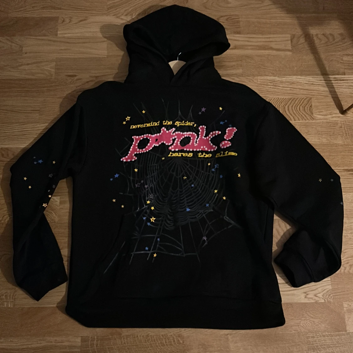 Svart hoodie från Sp5der med tryck