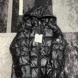 Moncler maya - Jättefin Moncler maya, den är perfekt nu till vintern. Säljer den då den inte kommer till användning. Skriv för eventuella frågor! 