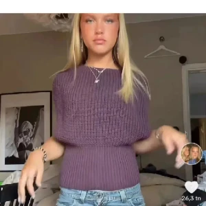 Lila stickad tröja med ribbad midja - Säljer en lila stickad tröja med bred ribbad midja och lösare passform upptill. Tröjan har rund halsringning och är perfekt att styla med jeans. Superskön och trendig färg för säsongen! Nu skick!!