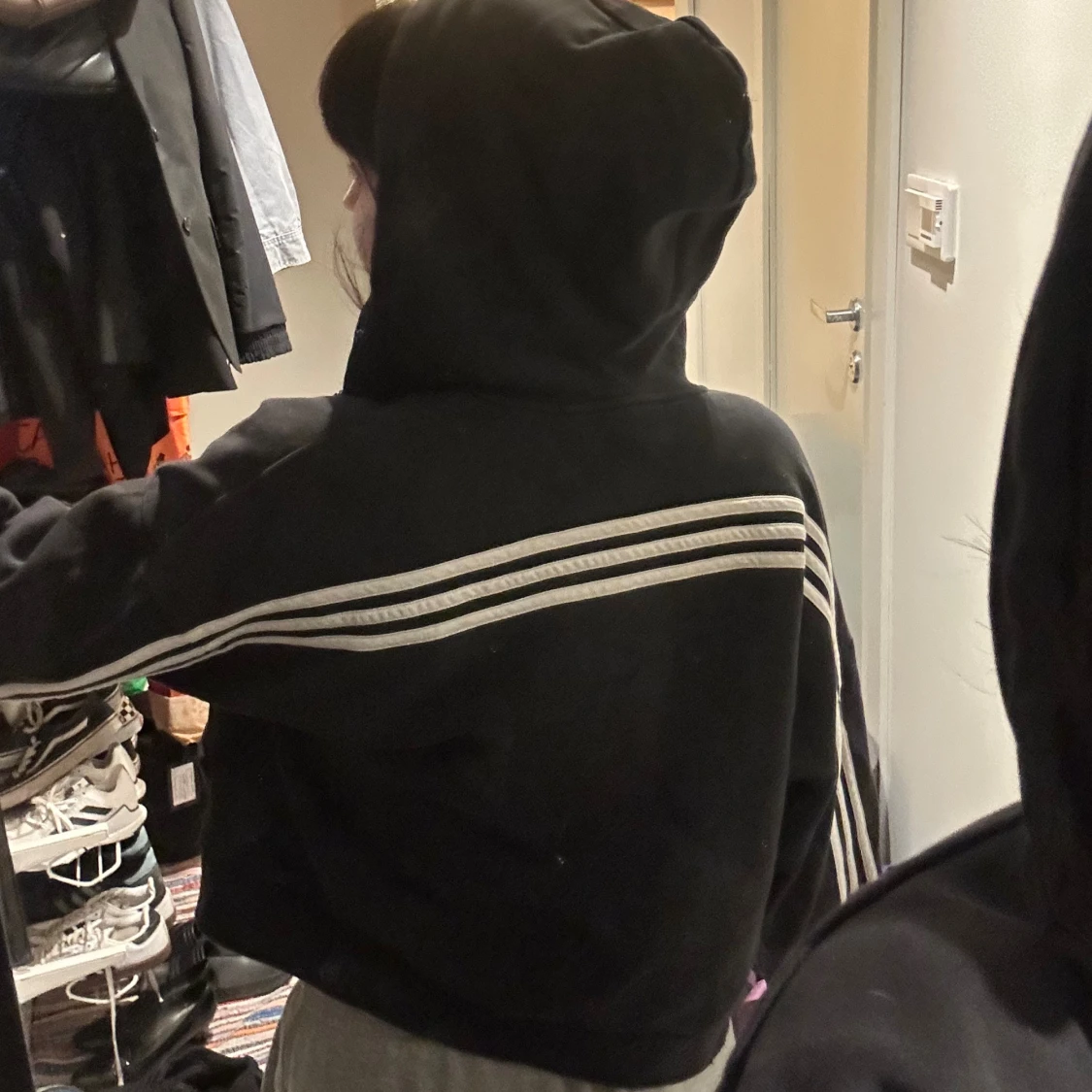 Svart croppad Adidas hoodie - 2