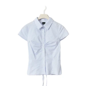 Blårandig skjorta med snörning - Snygg blårandig skjorta från Gina Tricot i storlek xs och helt ny med prislapp. Helt slutsåld därav priset, nypris 360