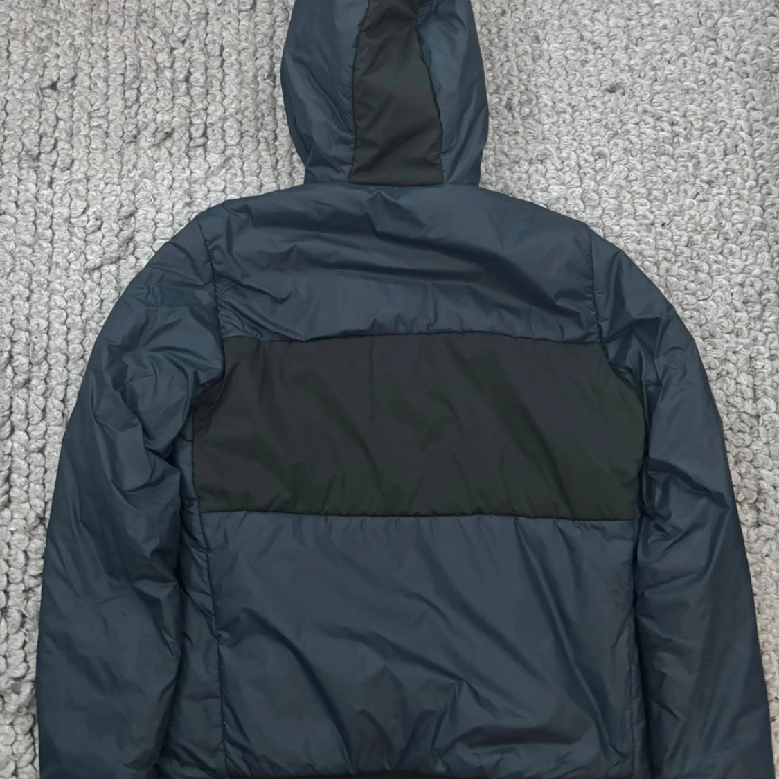 Mörkblå pufferjacka från Sail Racing