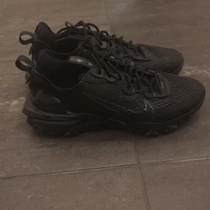 Nike React svarta  - Mycket billigt pris. Svarta Nike Air react som har haft väldigt låg användning. Skriv för frågor etc. Storlek 42 EU