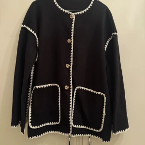 Jacka  - Svart jacka från shein. Oanvänd. Oversize. Passar S och M