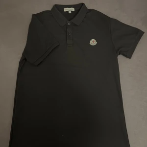 Monclear pike  - Detta är en Monclear Pike. Jätte stilren och fräsch, passar med allt. Aldrig använd och är i storlek M. Pris kan diskuteras😁