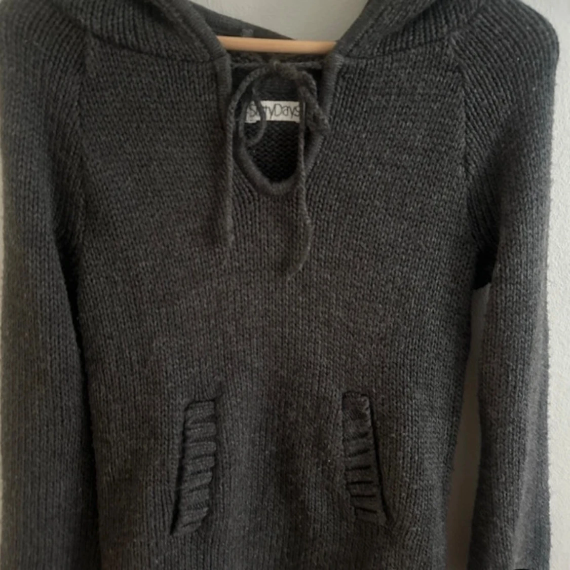 Mörkgrå stickad hoodie  - 1