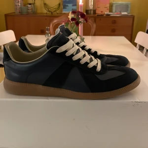 Maison margiela skor - Tja! Säljer ett par maison margiela men är lite osäker på äktenhet därav priset. De sitter normalt och är i fint skick! Hör av er vid funderingar👋