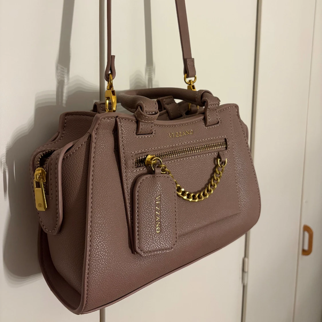 Beige handväska från Vezzano med kedja - 1