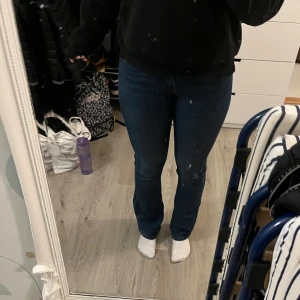 Mörkblå bootcut jeans - Only mid rise blush jeans i storlek S/32. De är i bra skick och jag säljer dem för att jag ogillar midjehöjden. Jag har i vanliga fall S/M för referens 💕