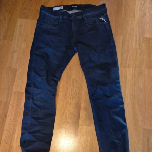 Mörkblå Replay jeans - Jag säljer snygga jeans från Replay. Dom är mörkblå och I storlek 32/32. Väldigt bra skick, har inga hål eller defekter.