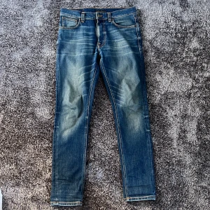 Blå Nudie Jeans  - Säljer dessa sjukt snygga jeans från Nudie Jeans i storlek 30/32 i modellen lean Dean. Jeansen har en otrolig tvätt och stört snygga honey combs. Har nån liten defekt vid skrevet(se sista bilden) som ej syns vid användning och går dessutom att laga gratis hos Nudie. Bara att höra av sig vid frågor!!