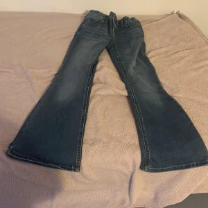 Blå jeans  - Jätte fina blåa jeans. Helt nya inte använd. Från Lindex 