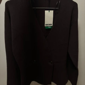 Brun sticka tröja - helt splitterny prislappen fortfarande på orginal pris 600.