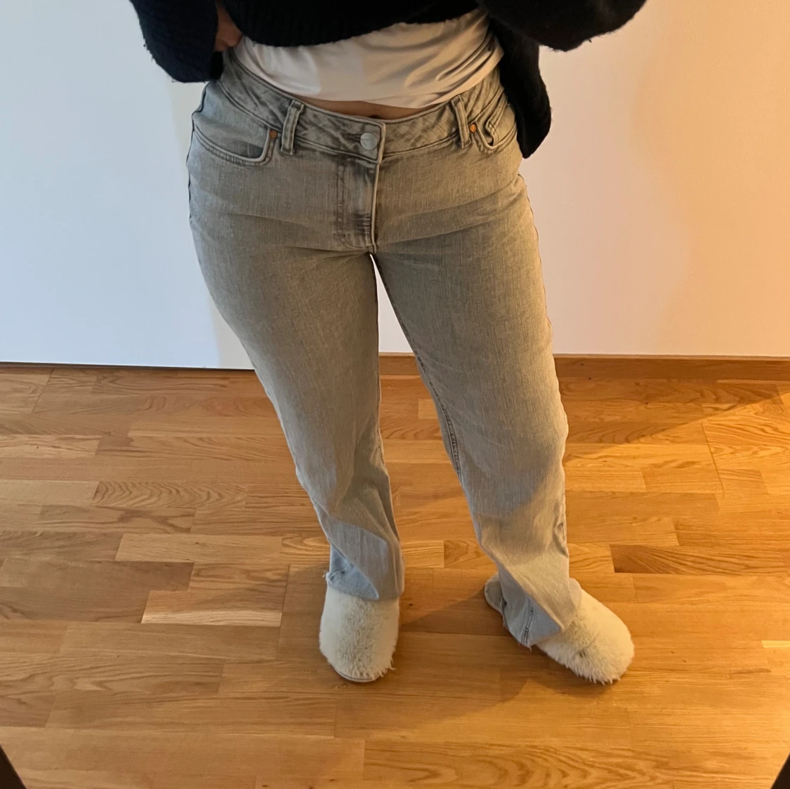 Ljusgrå raka jeans från Bikbok 