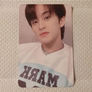 OFFICIELL KPOP NCT Dream Mark Candy Ktown4u pre order photocard pob - Coolt samlarkort pre orde benefit med NCT DREAM Mark. Perfekt för fans av K-pop och MARK! Färgglad design och snyggt foto gör detta till ett måste för din samling. .
