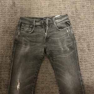 Replay Anbass jeans - Säljer nu ett par riktigt feta Replay Anbass jeans. Storlek W32, L32. Om du har några funderingar så är det bara att fråga på! ❇️