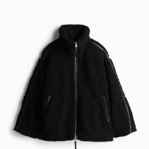 hm teddyjacka - Fin teddyjacka från hm jag vill få såld, skriv för egna bilder!💓