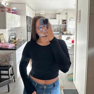 Svart långärmad topp Gina Tricot🖤 - Enkel och stilren svart långärmad topp från Gina Tricot. Rund halsringning och tight passform (stretchigt material)🖤 Storlek S