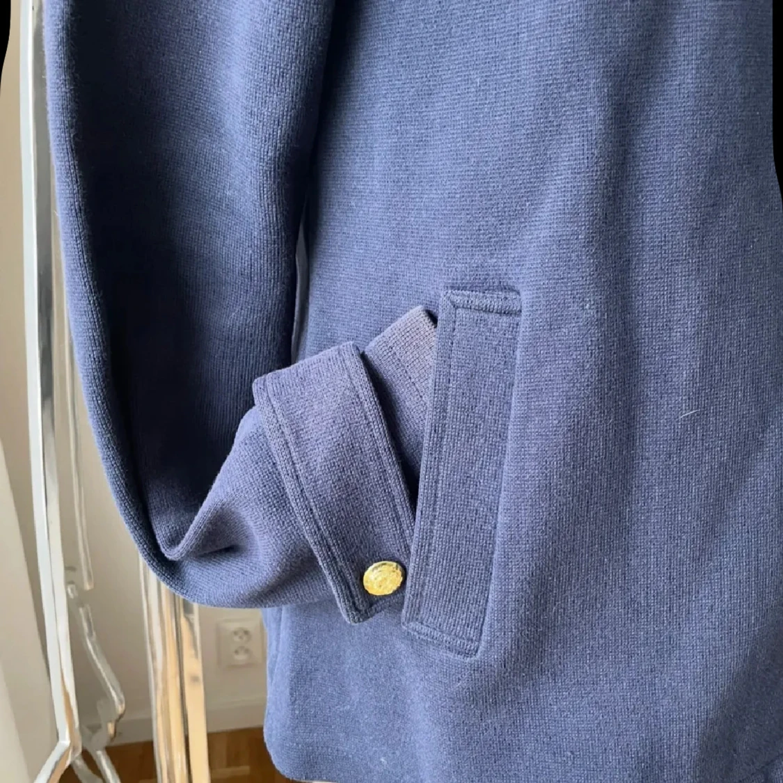 Mörkblå skepparkavaj med guldknappar - 1