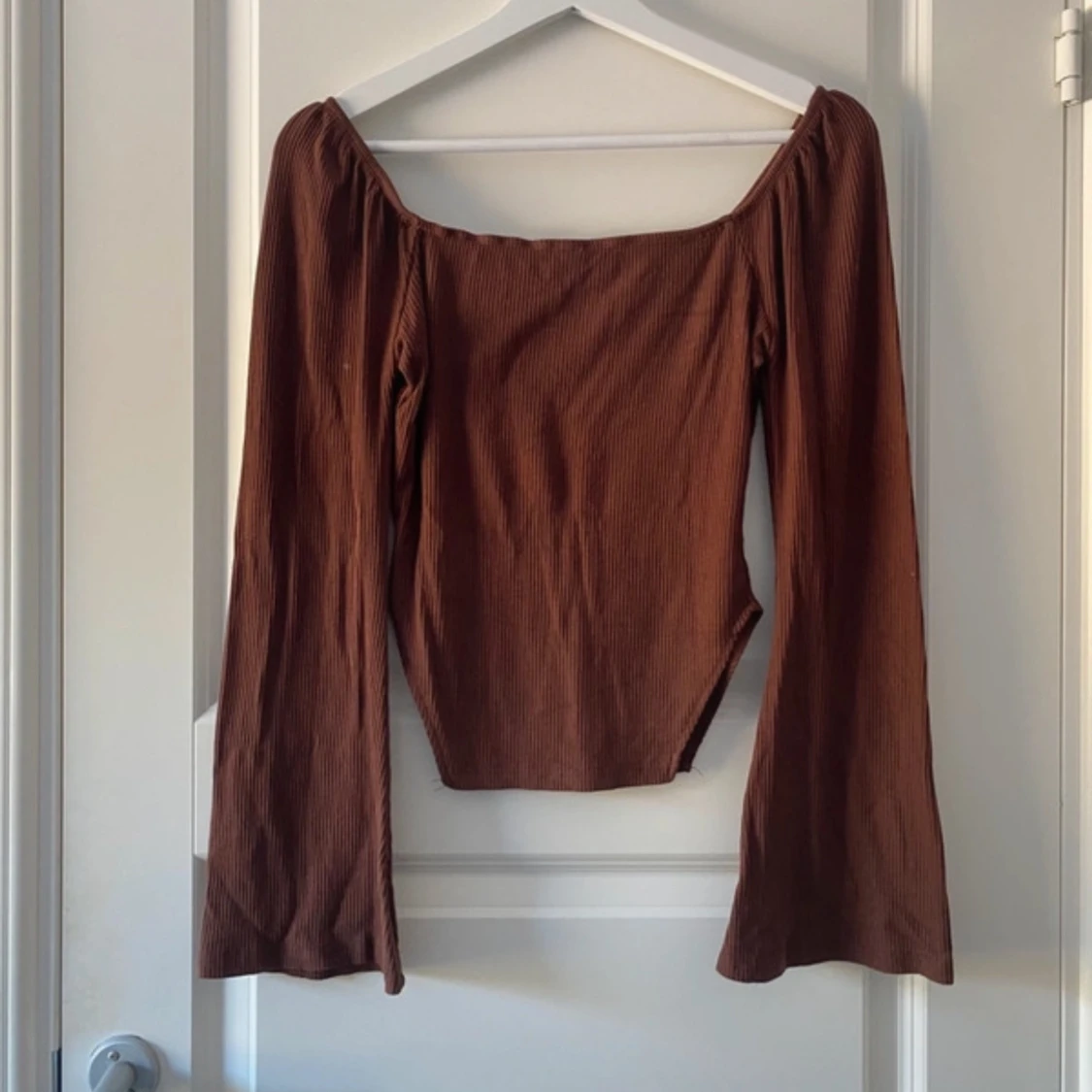 Brun ribbad topp med utsvängda ärmar - 1