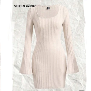 Beige ribbad klänning  - Snygg ribbad klänning från SHEIN Curve i beige . Klänningen har långärmade trumpetärmar och en rundad, djup ringning. Materialet är mjukt.Är aldrig använd då den var lita tajt på mig. 