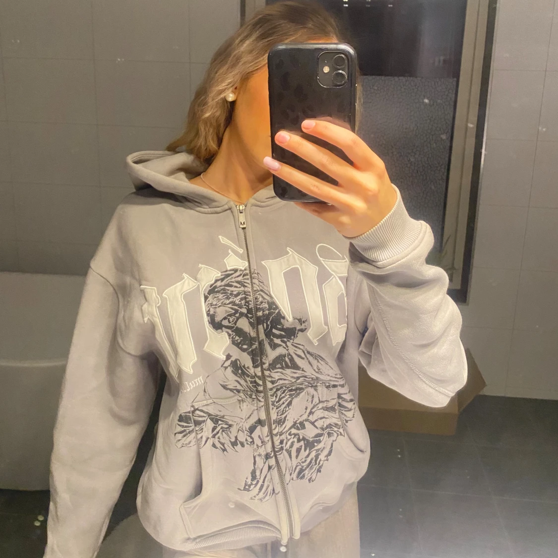 Grå hoodie med tryck och dragkedja - 2