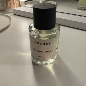 ESSNCE Perenne Amore - Inspirerad av valentino donna born in Roma 💕 hur mycket som är använt syns på andra bilden 