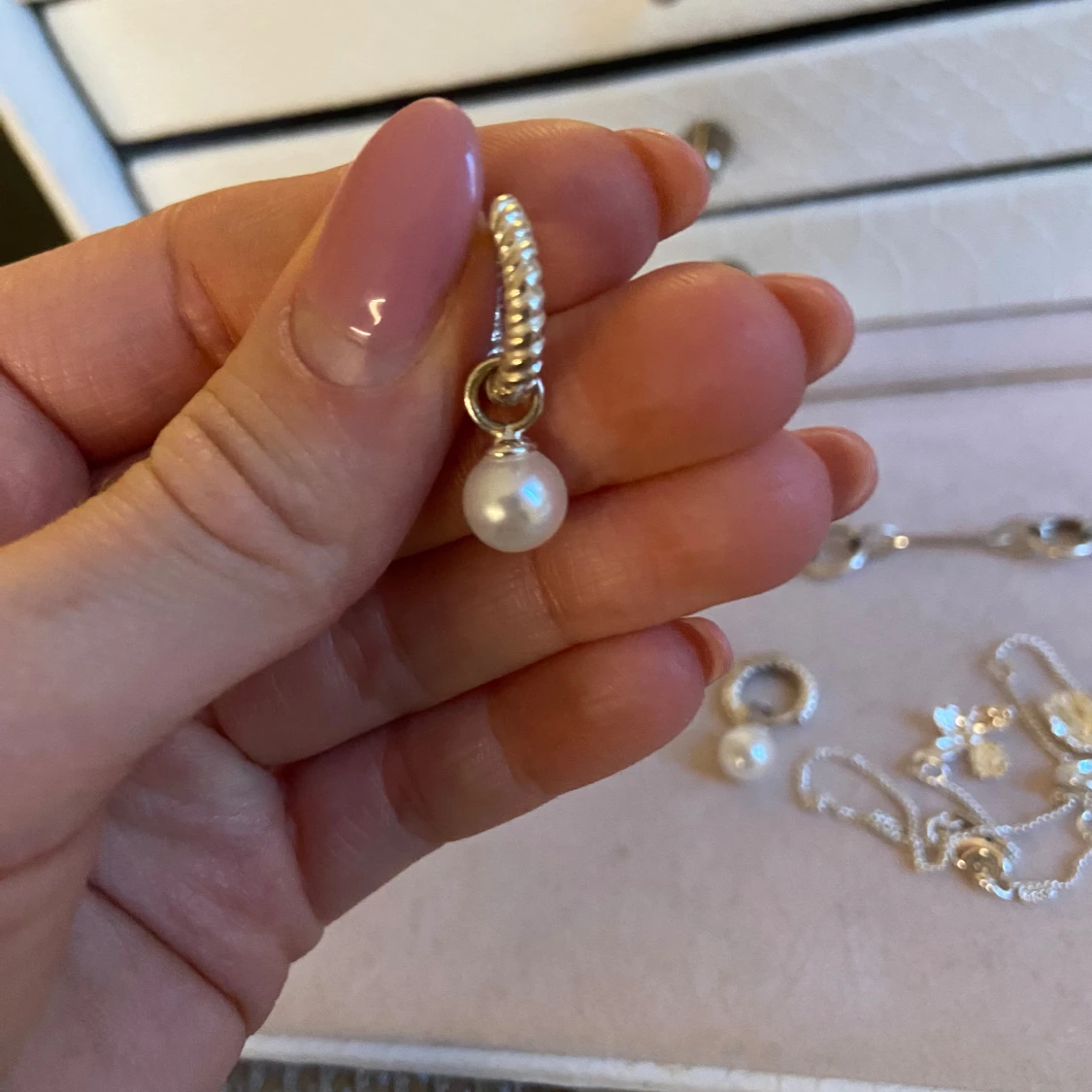 Smyckeset i silver med pärlor och hängen - 3