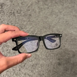 CHROME HEARTS GLASÖGON  - hej säljer dessa glasögon, dem är i riktigt bra kvalité med blåsljus glas! Hör av dig vid fler frågor 